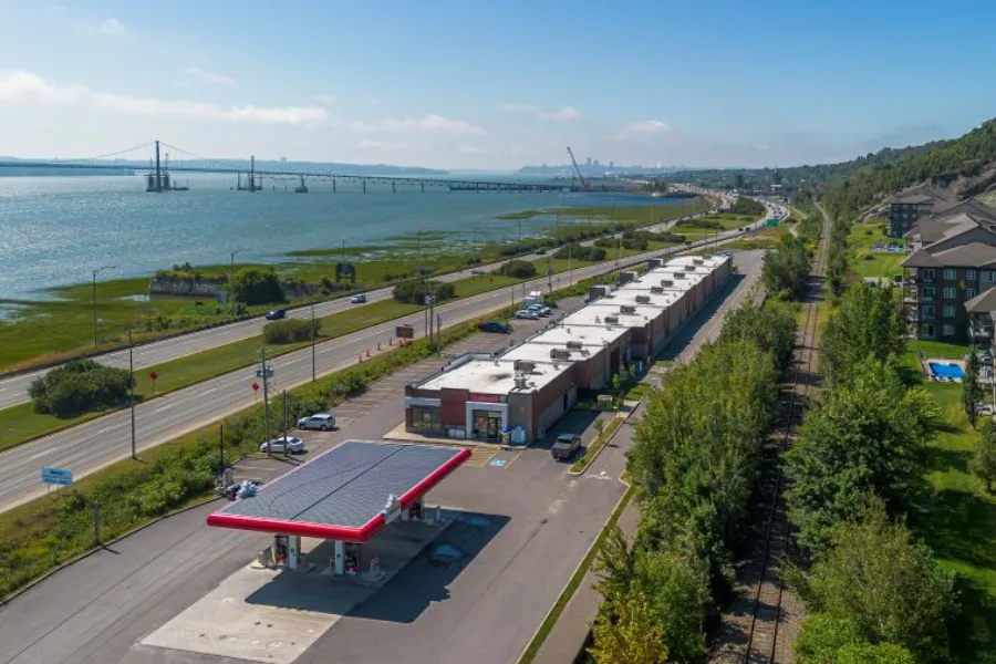 Station-service au 5401 Boulevard Sainte-Anne, à Boischatel