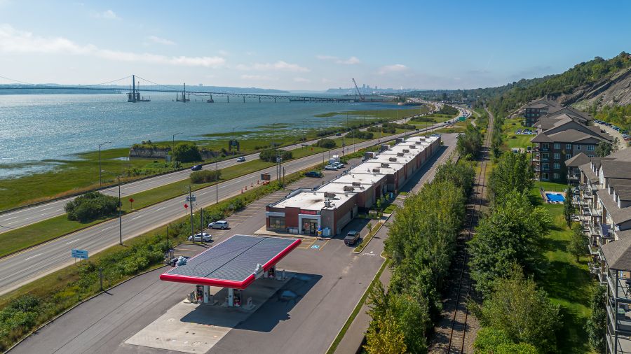 Station-service au 5401 Boulevard Sainte-Anne, à Boischatel