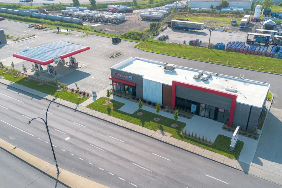 Station-service à Anjou, au 8100 Boul Henri-Bourassa Est