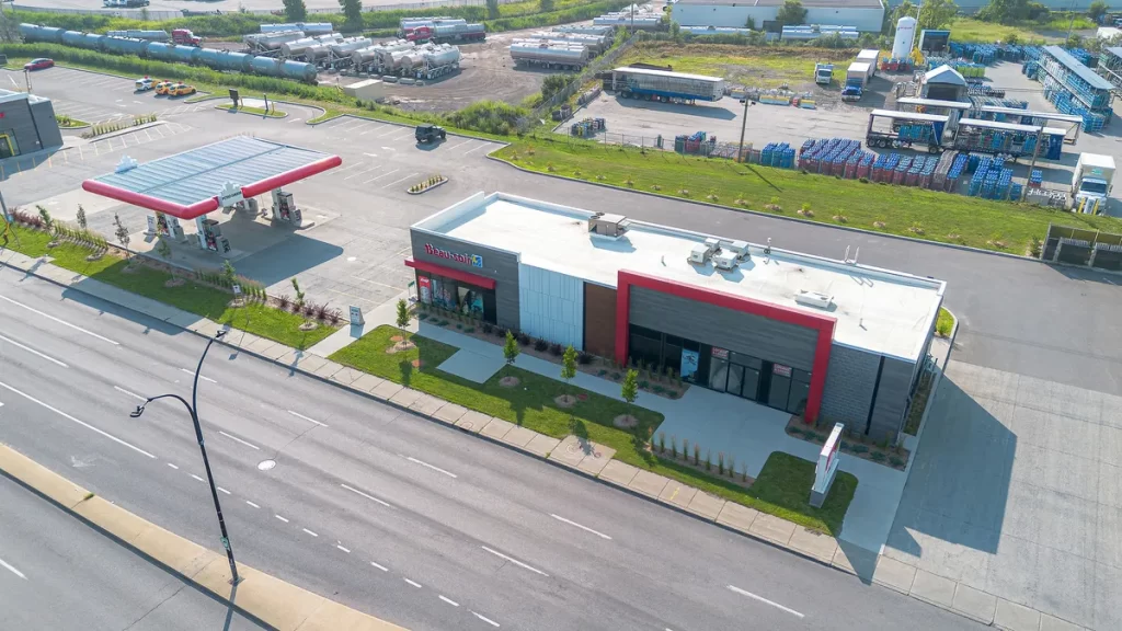 Station-service à Anjou, au 8100 Boul Henri-Bourassa Est
