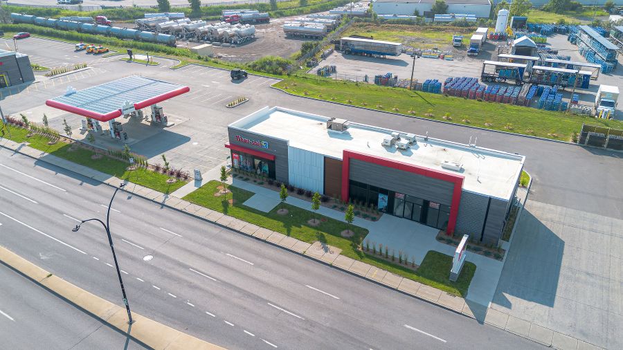 Station-service à Anjou, au 8100 Boul Henri-Bourassa Est