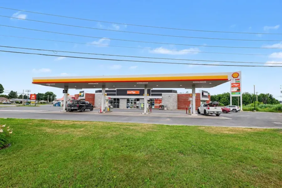 Station-service située au 2 route St-Albert, à Warwick