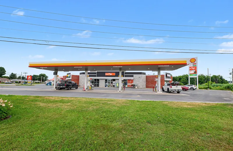 Station-service située au 2 route St-Albert, à Warwick