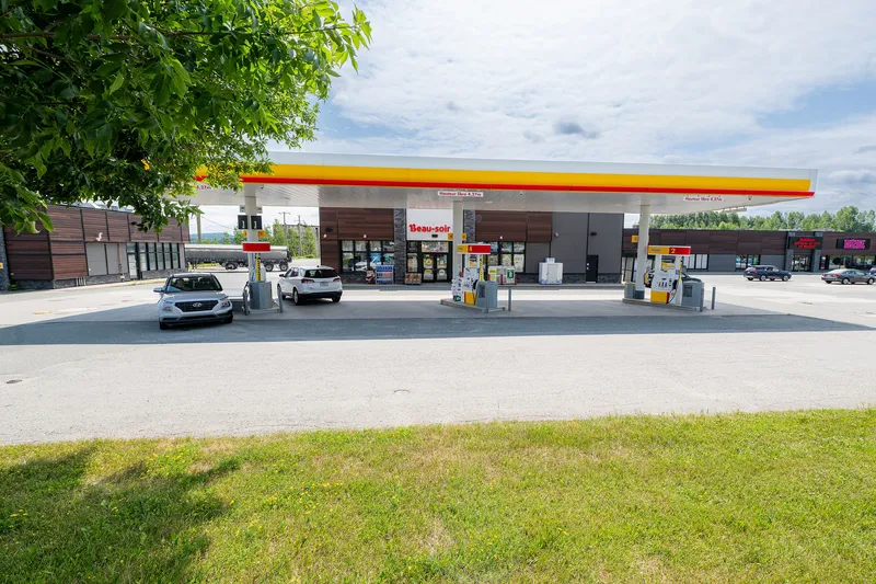 Station-service située au 508 boul. Frontenac, à Thetford
