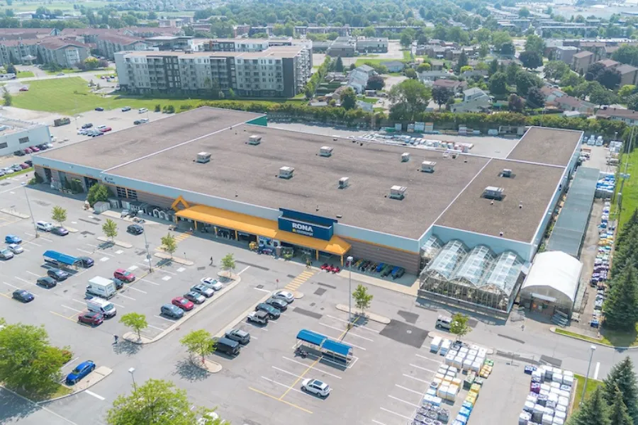 Immeuble commercial au 555 rue Daniel-Johnson
